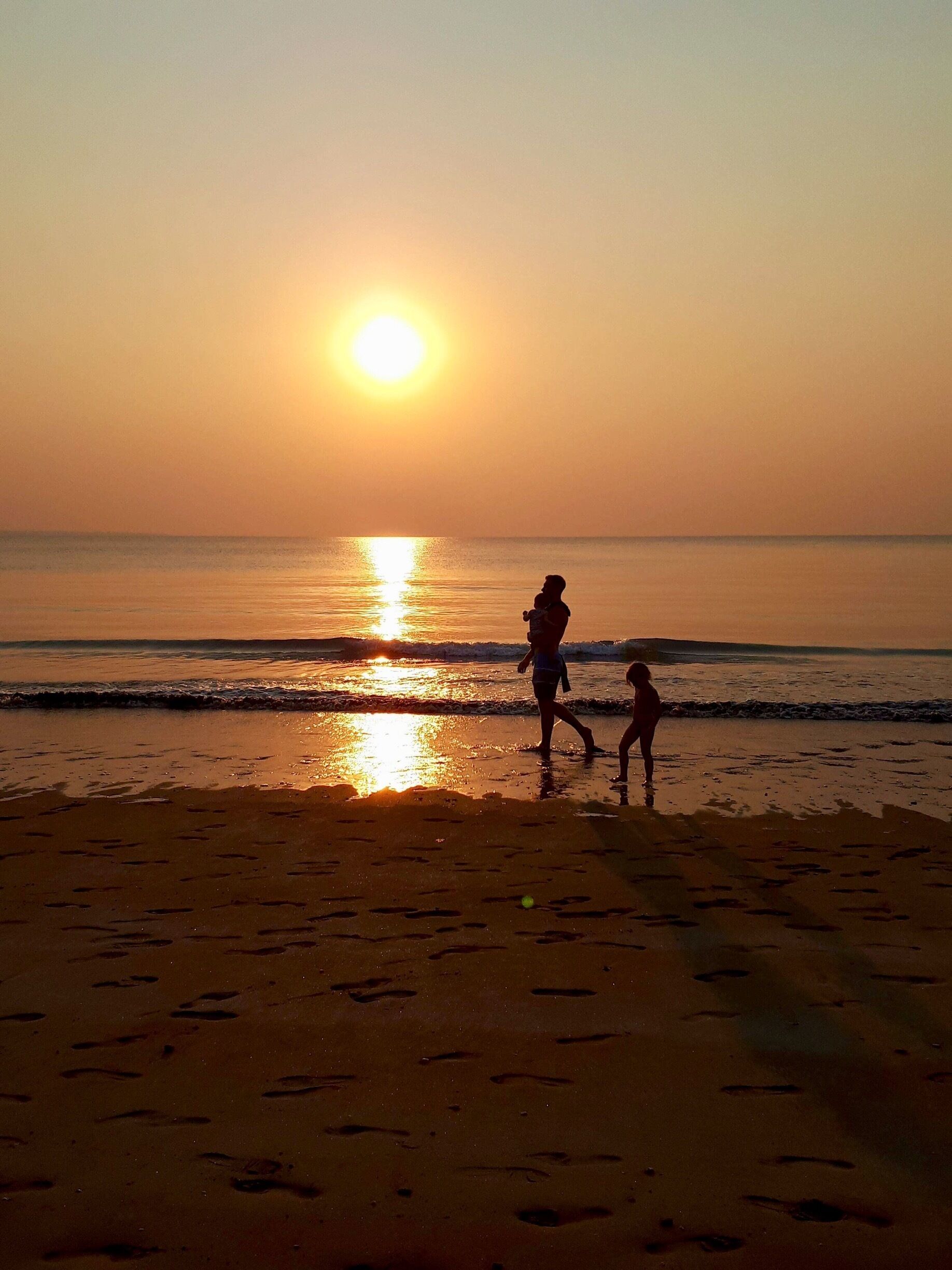 Mindil beach has the most spectacular sunsets, especially in the haze of burnoffs at the start of the dry season in the top end of the Northern Territory. And they have markets every Thursday and Sunday!