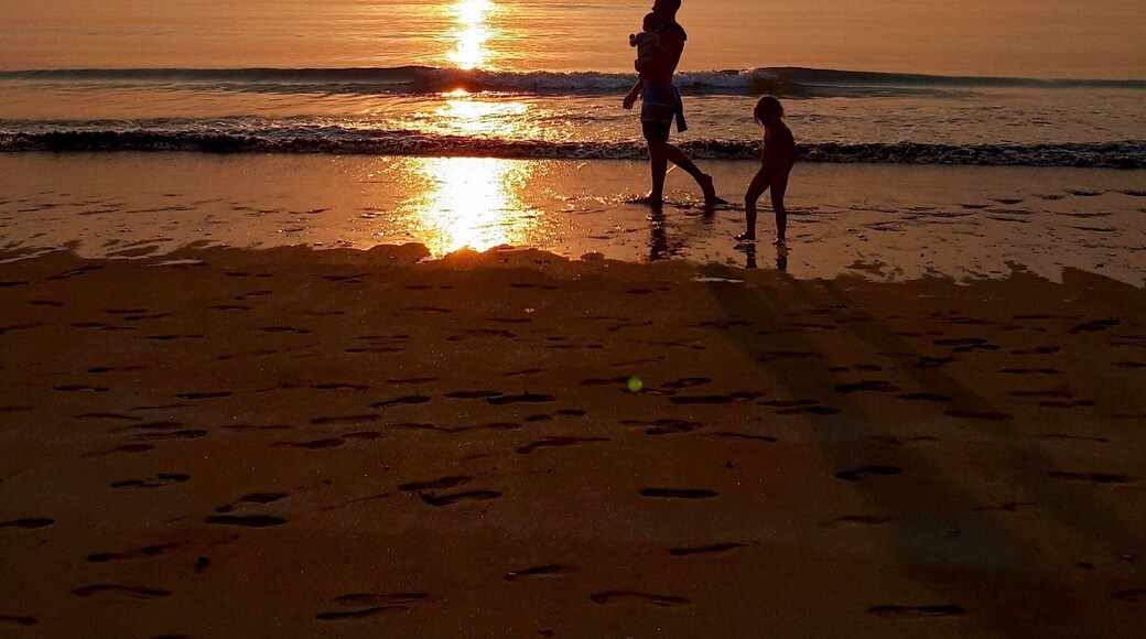 Mindil beach has the most spectacular sunsets, especially in the haze of burnoffs at the start of the dry season in the top end of the Northern Territory. And they have markets every Thursday and Sunday!