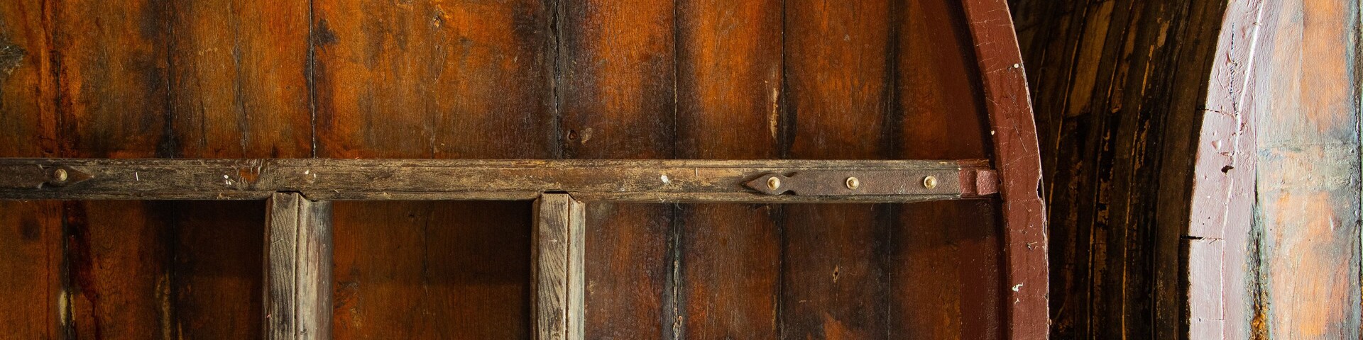 Uma porta de madeira com a inscrição "BALLANDEAN ESTATE".