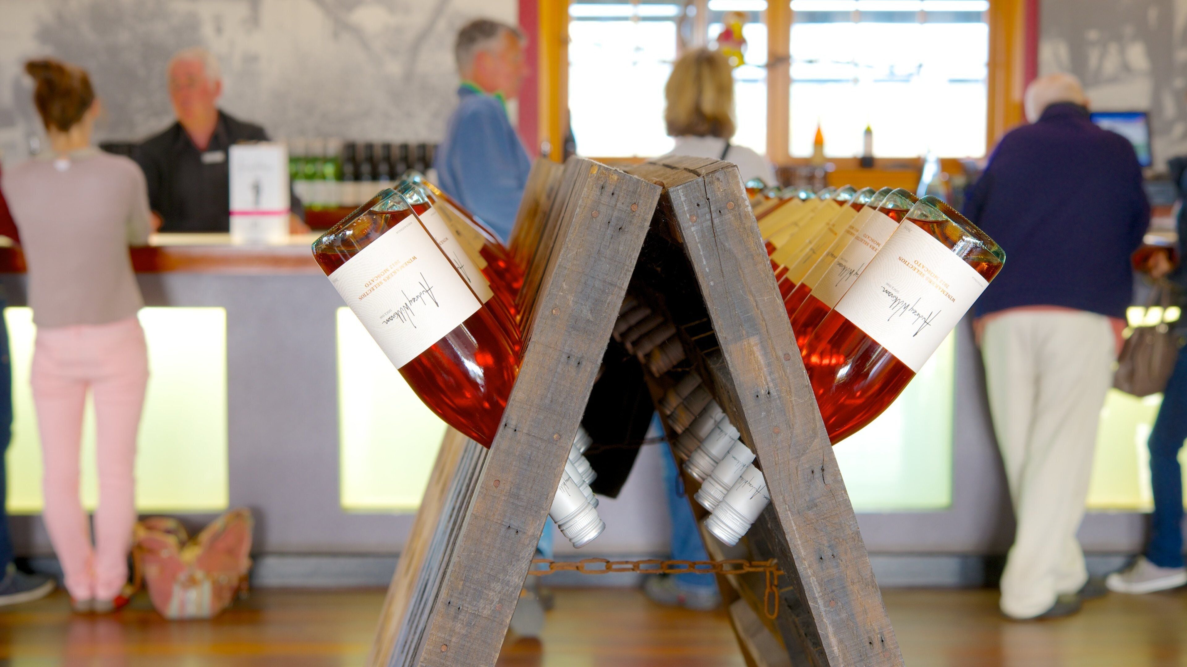 奧黛麗威爾金森酒莊 其中包括 內部景觀 和 飲料 以及 一小群人