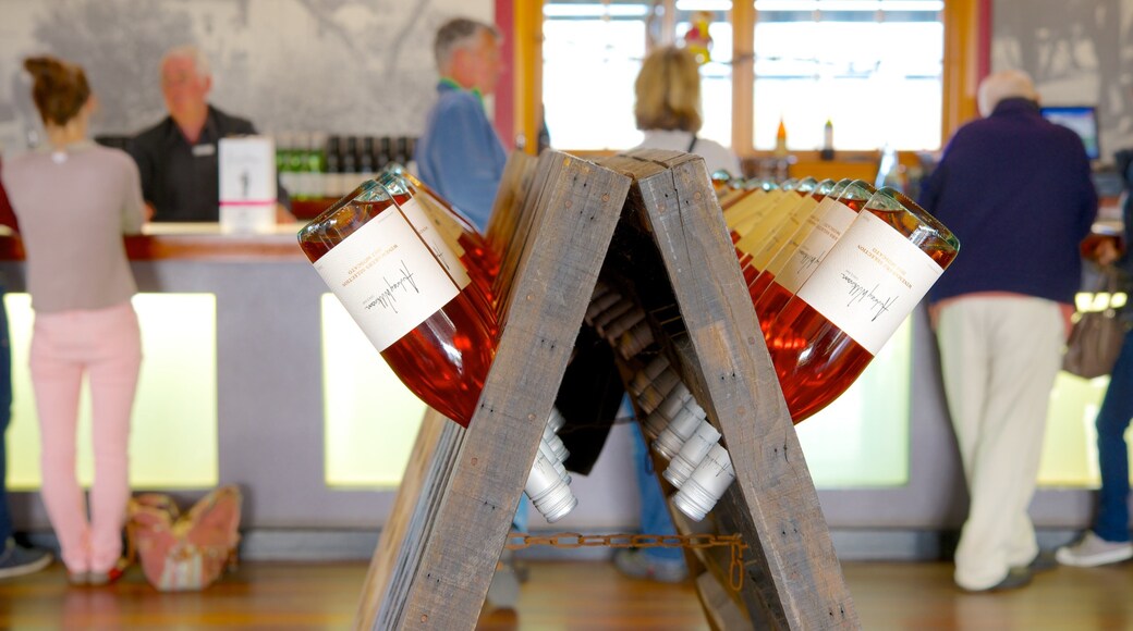 Audrey Wilkinson Vineri som viser innendørs og drikke i tillegg til en liten gruppe med mennesker