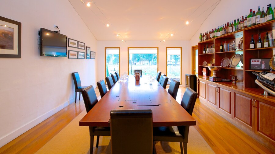 Entreprise vinicole Brokenwood mettant en vedette scÚnes intérieures