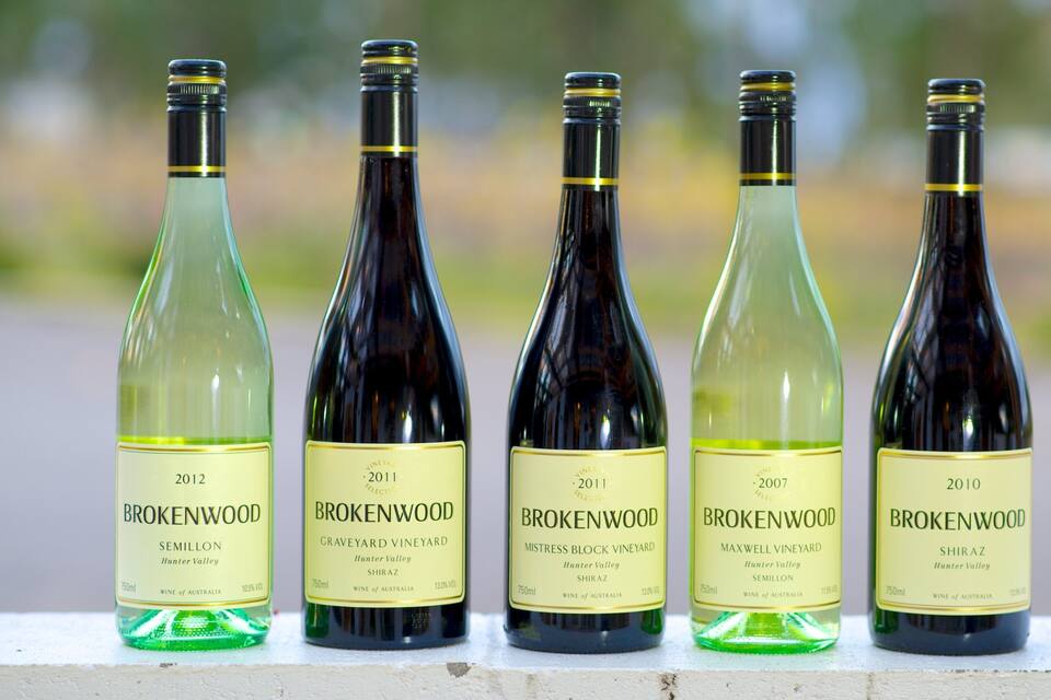Cinq bouteilles de vin de la marque Brokenwood, provenant de différents millésimes et de différents vignobles.