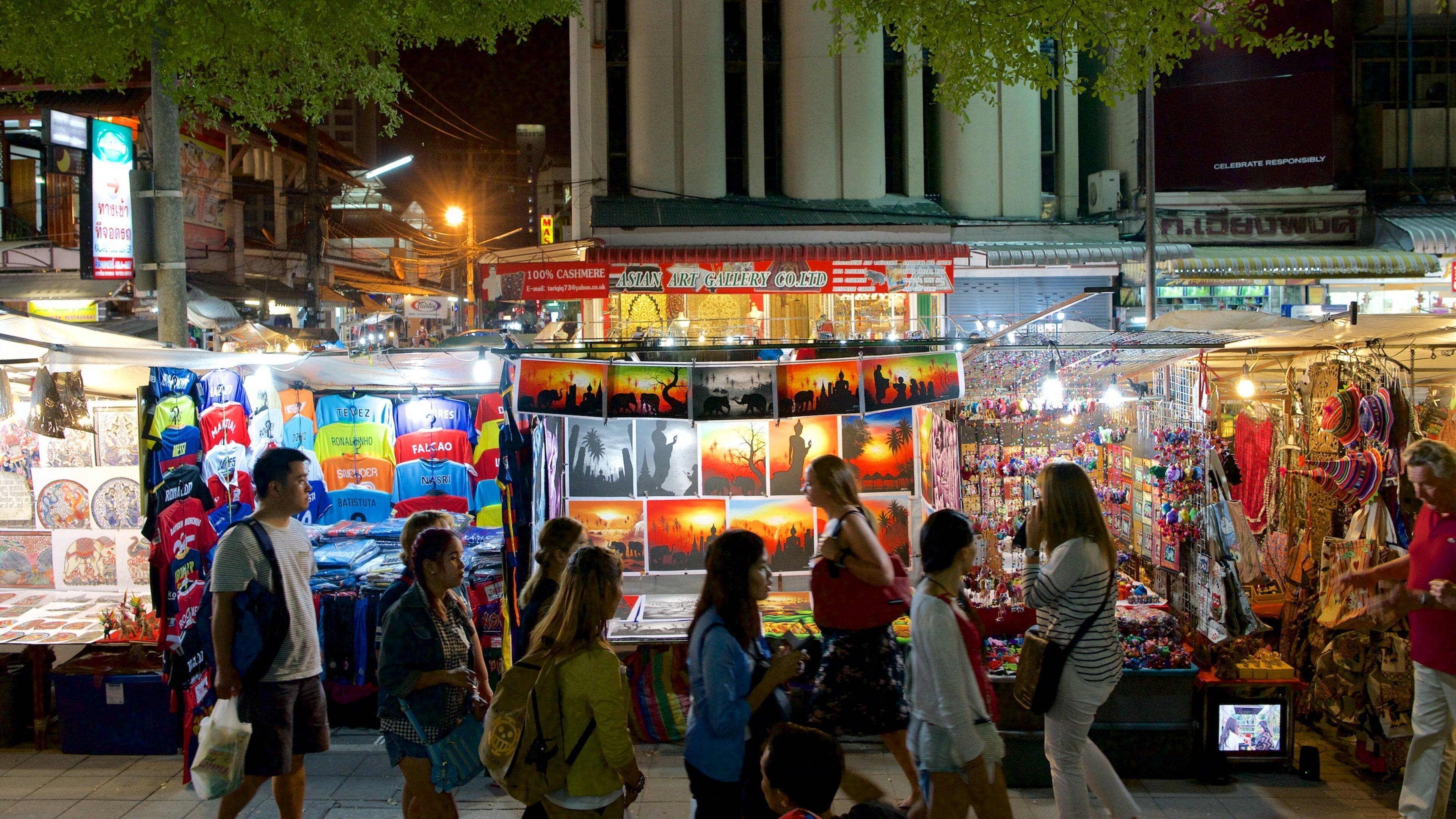 Chang Khlan featuring markets, street scenes and night scenes