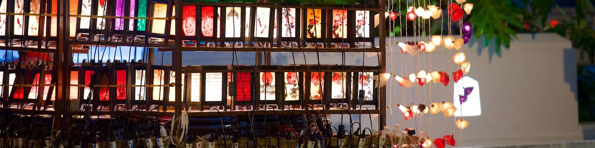 Bazar nocturne de Chiang Mai montrant scÚnes de nuit et marchés