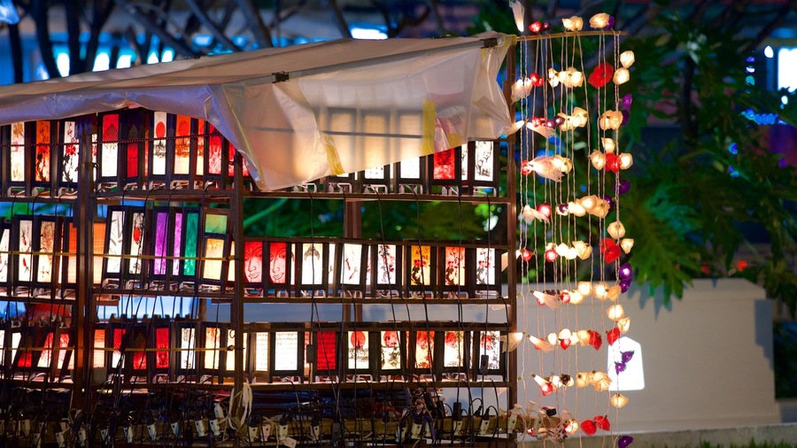 Chiang Mai Night Bazaar which includes markets and night scenes