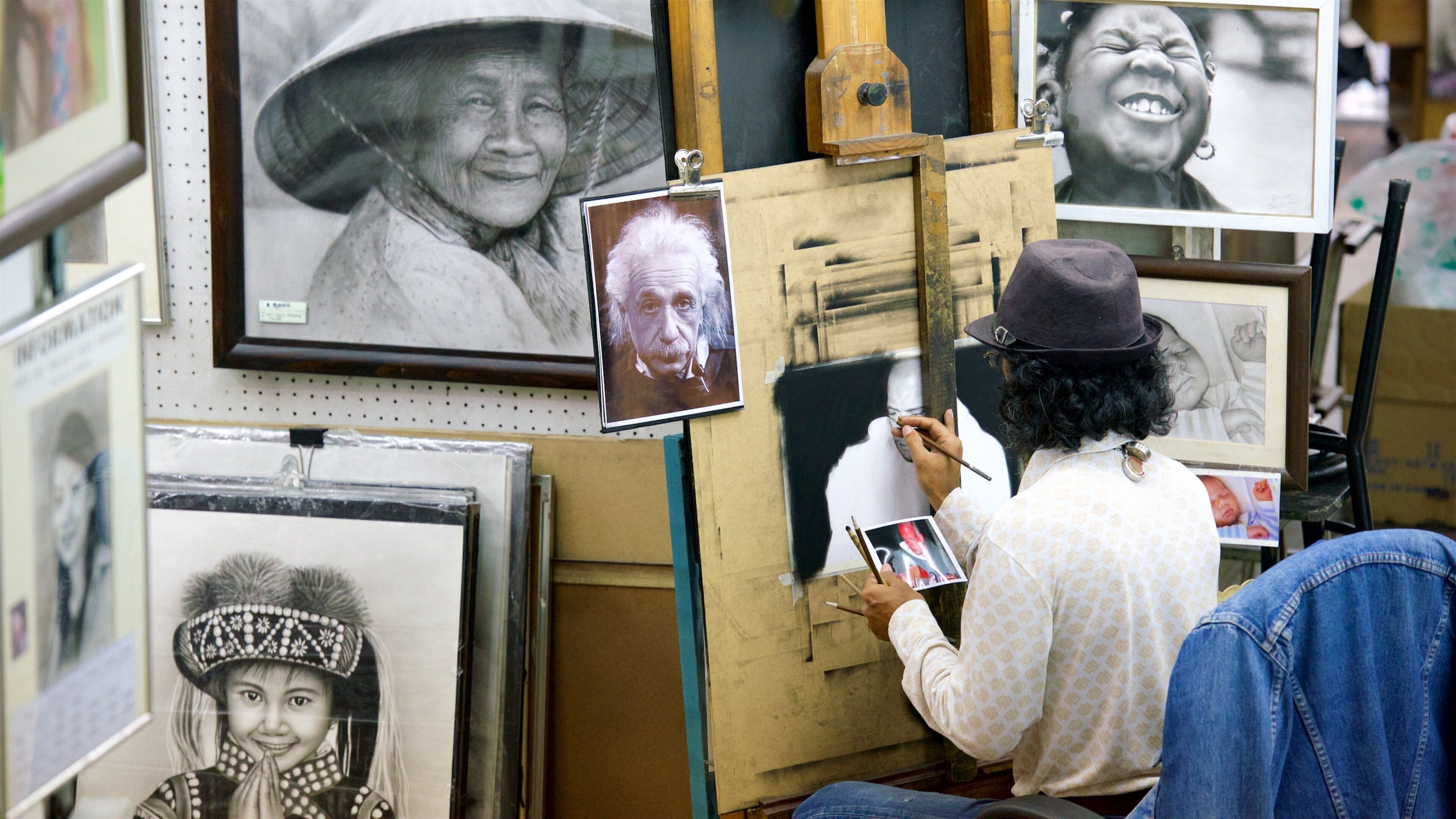 Chiang Mai Bazaar toont straatoptredens en kunst en ook een man