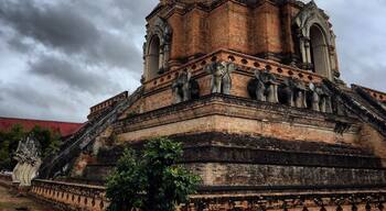 Wat Chedi Luang was ordered to be built in 1411 and was not finished until 1441, after the passing of King Saen Muang Ma, the king who ordered it to be built and the following King. The famed Phra Kaew
