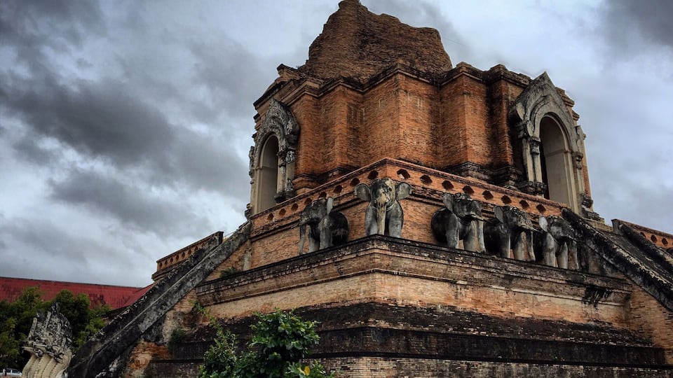 Wat Chedi Luang was ordered to be built in 1411 and was not finished until 1441, after the passing of King Saen Muang Ma, the king who ordered it to be built and the following King. The famed Phra Kaew (the Emerald Buddha) now held in Bangkok's Wat Phra Kaew previously resided in the Eastern Niche in 1475.