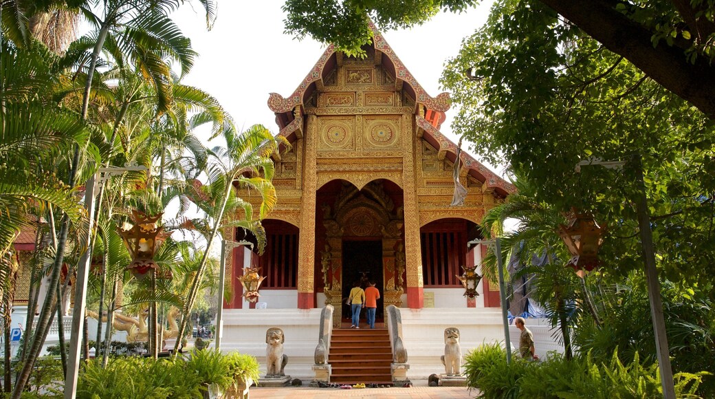 Wat Phra Singh mettant en vedette temple ou lieu de culte aussi bien que petit groupe de personnes