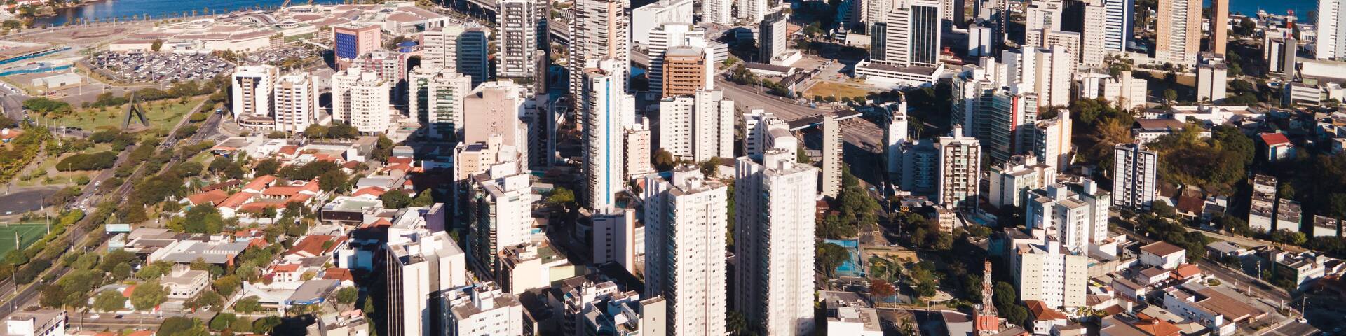 Imagem aérea da cidade de Vitória, mostrando a ponte, o centro, a Reta da Penha, Enseada do Suá, Bahia de Vitória e o Shopping Vitória.
