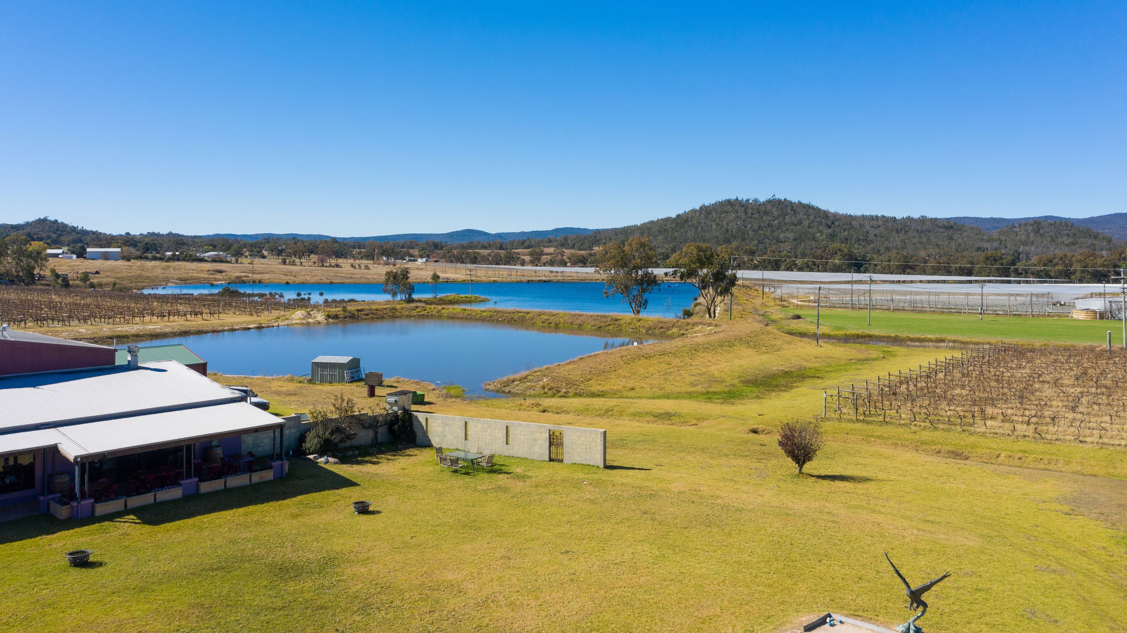 Glen Aplin featuring a lake or waterhole