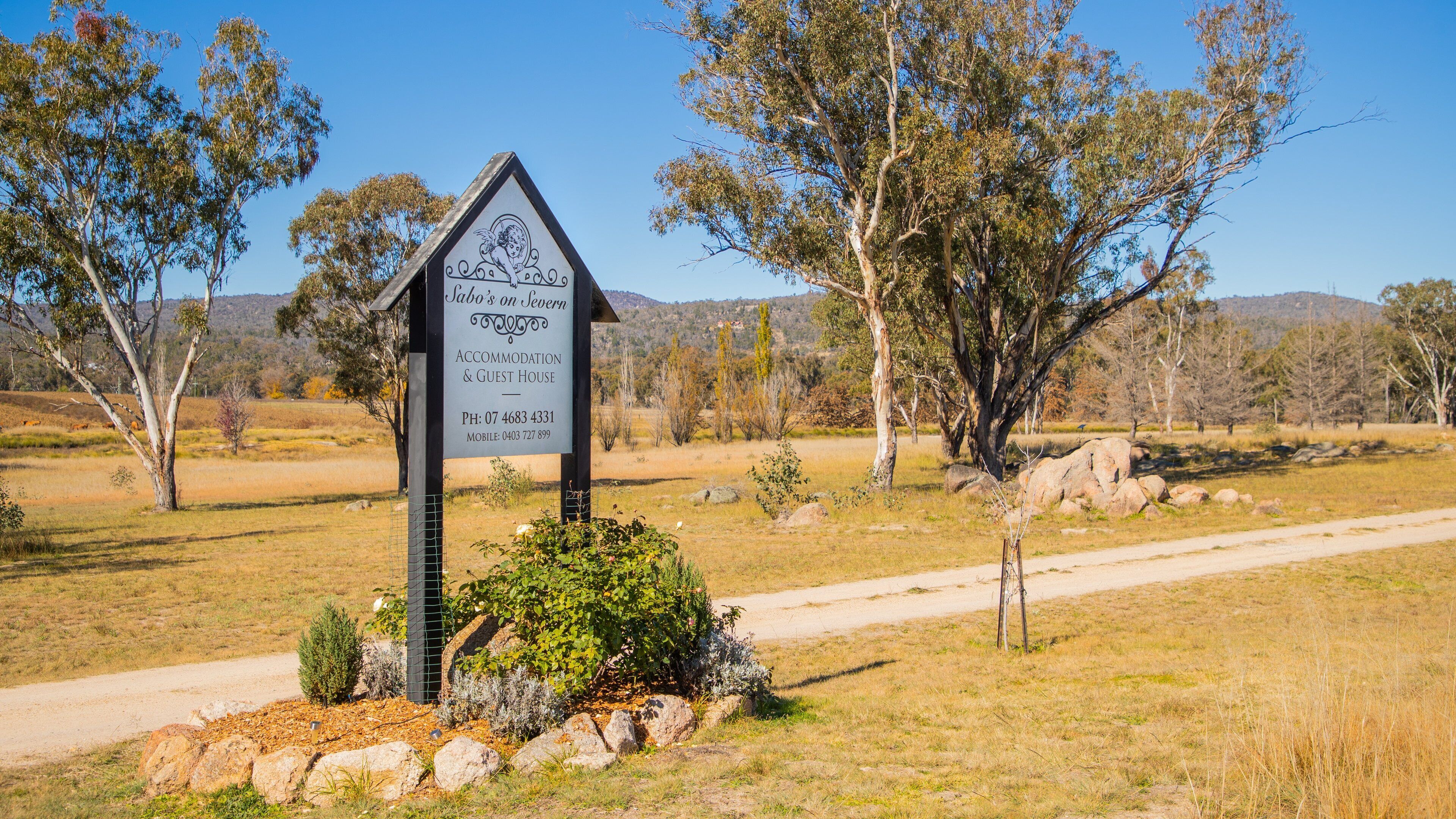 Glen Aplin which includes a garden and signage
