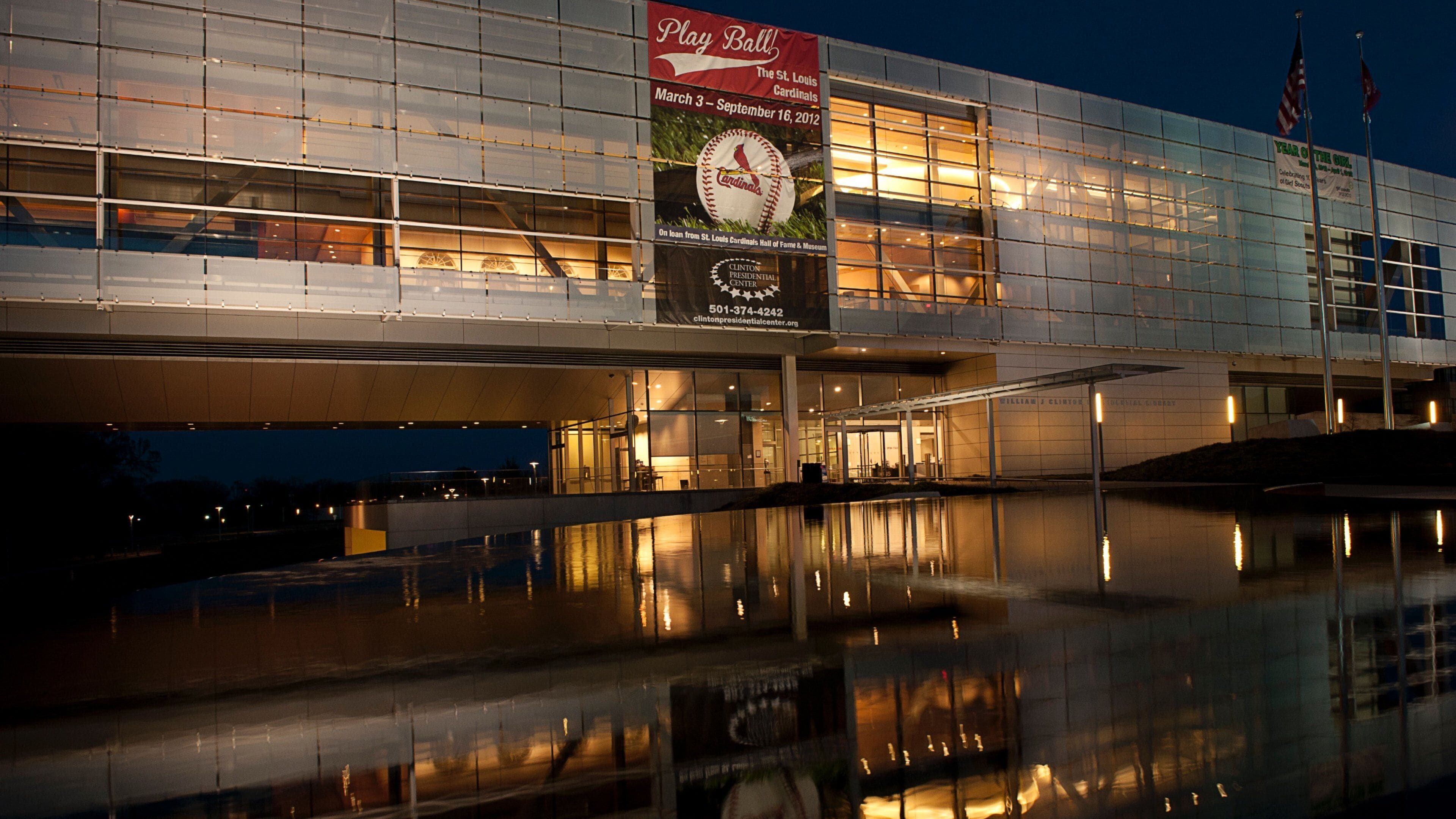 Bibliothèque présidentielle William J. Clinton montrant architecture moderne et scènes de nuit