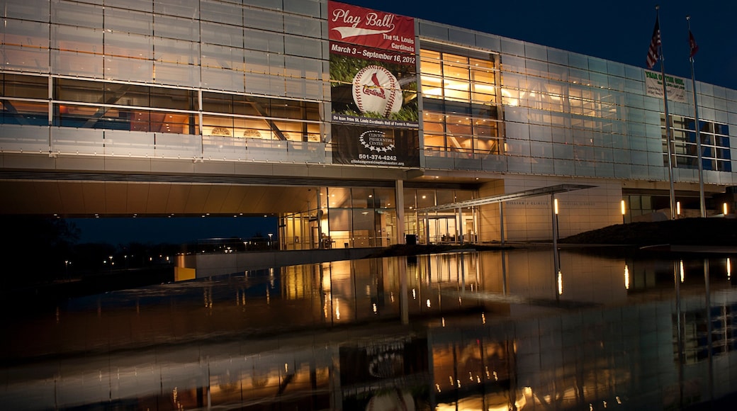 William J. Clinton Presidential Library bevat nachtleven en moderne architectuur