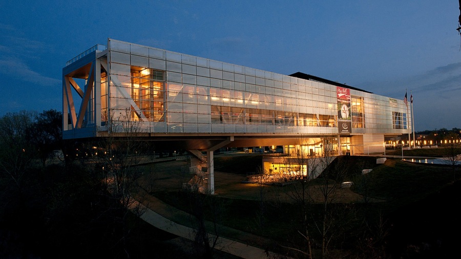 William J. Clinton Presidential Library caracterizando cenas noturnas e arquitetura moderna