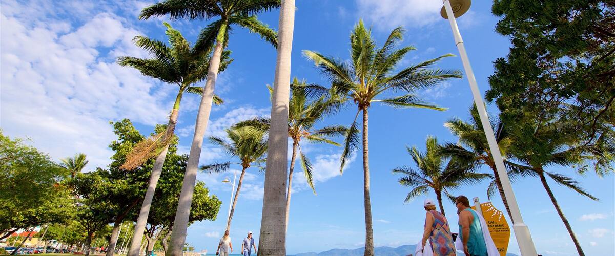 The Strand inclusief een tuin en tropische uitzichten en ook een klein groepje mensen