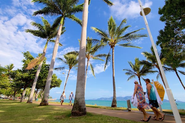 The Strand mit einem tropische Szenerien und Park sowie kleine Menschengruppe