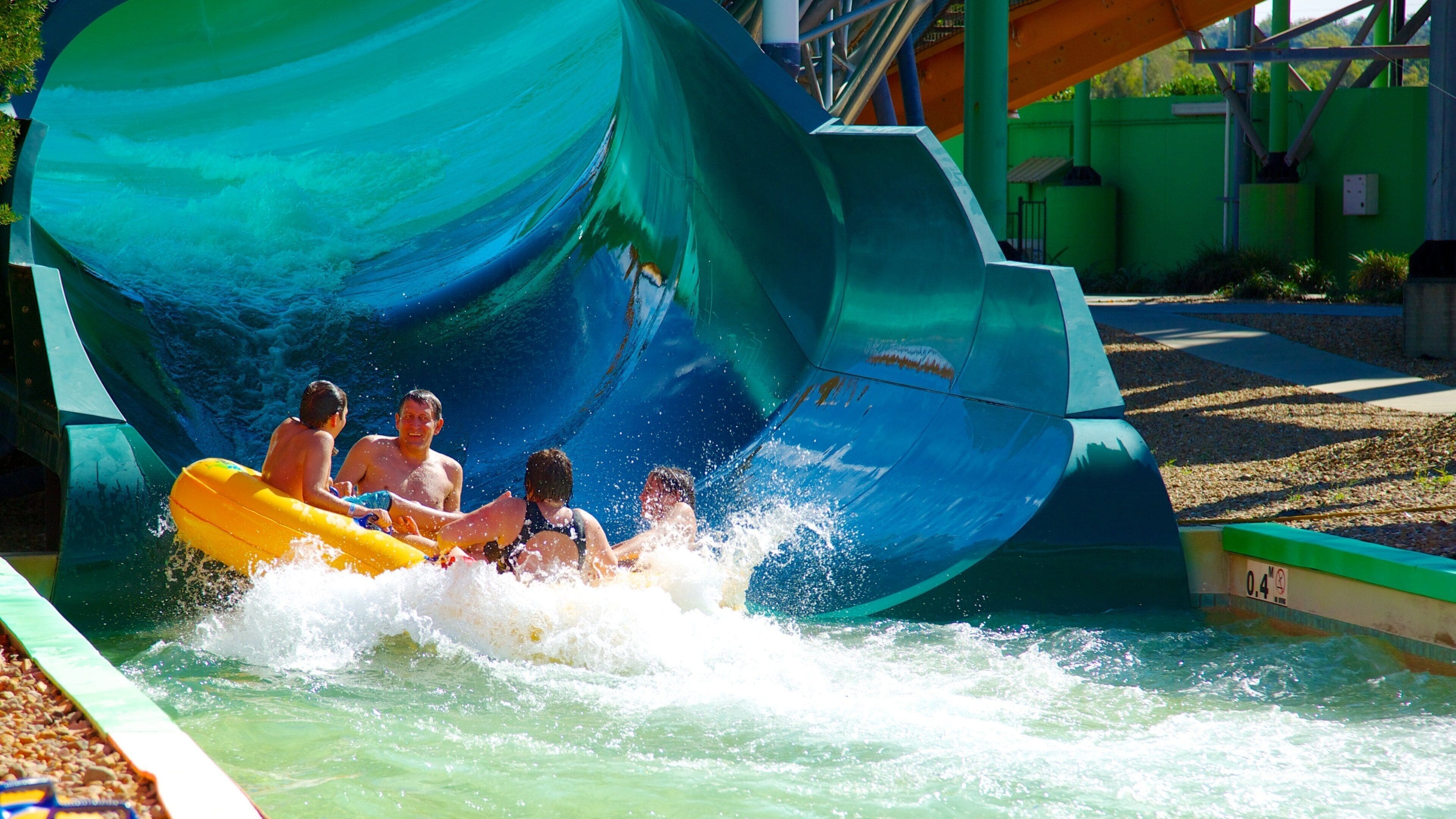 WhiteWater World que incluye un parque acuático