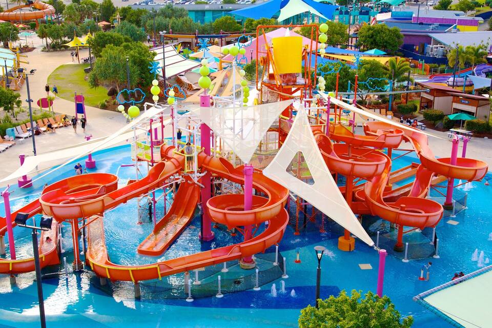 Un parc aquatique doté de nombreux toboggans et d’autres attractions aquatiques.