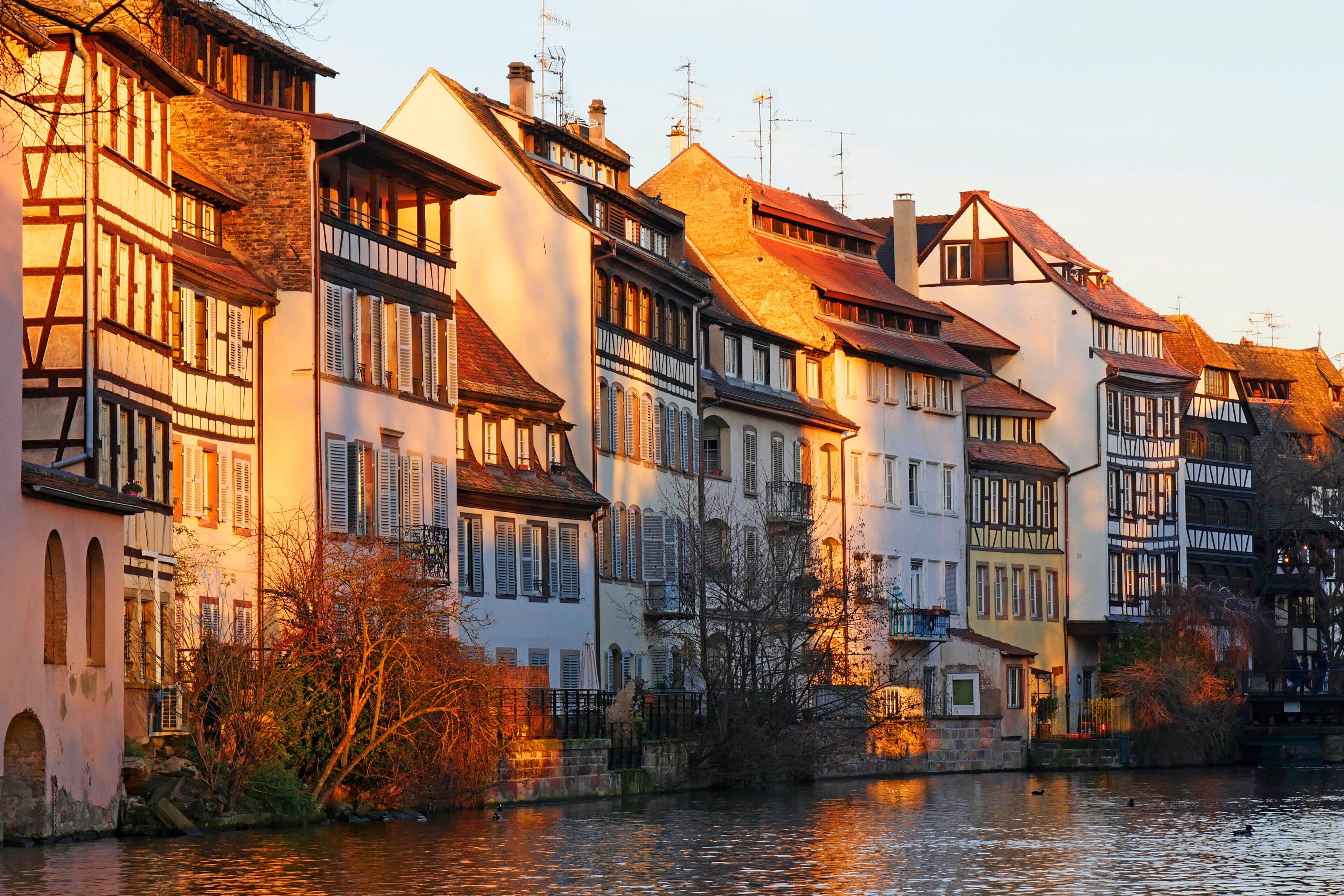 Una hilera de edificios tradicionales con entramado de madera a lo largo de un río.