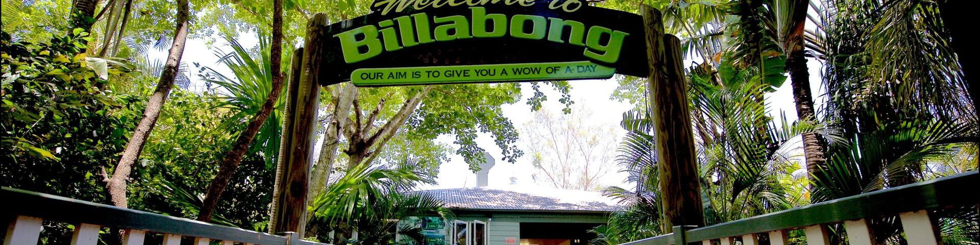 Billabong Sanctuary mit einem BrĂŒcke und Beschilderung