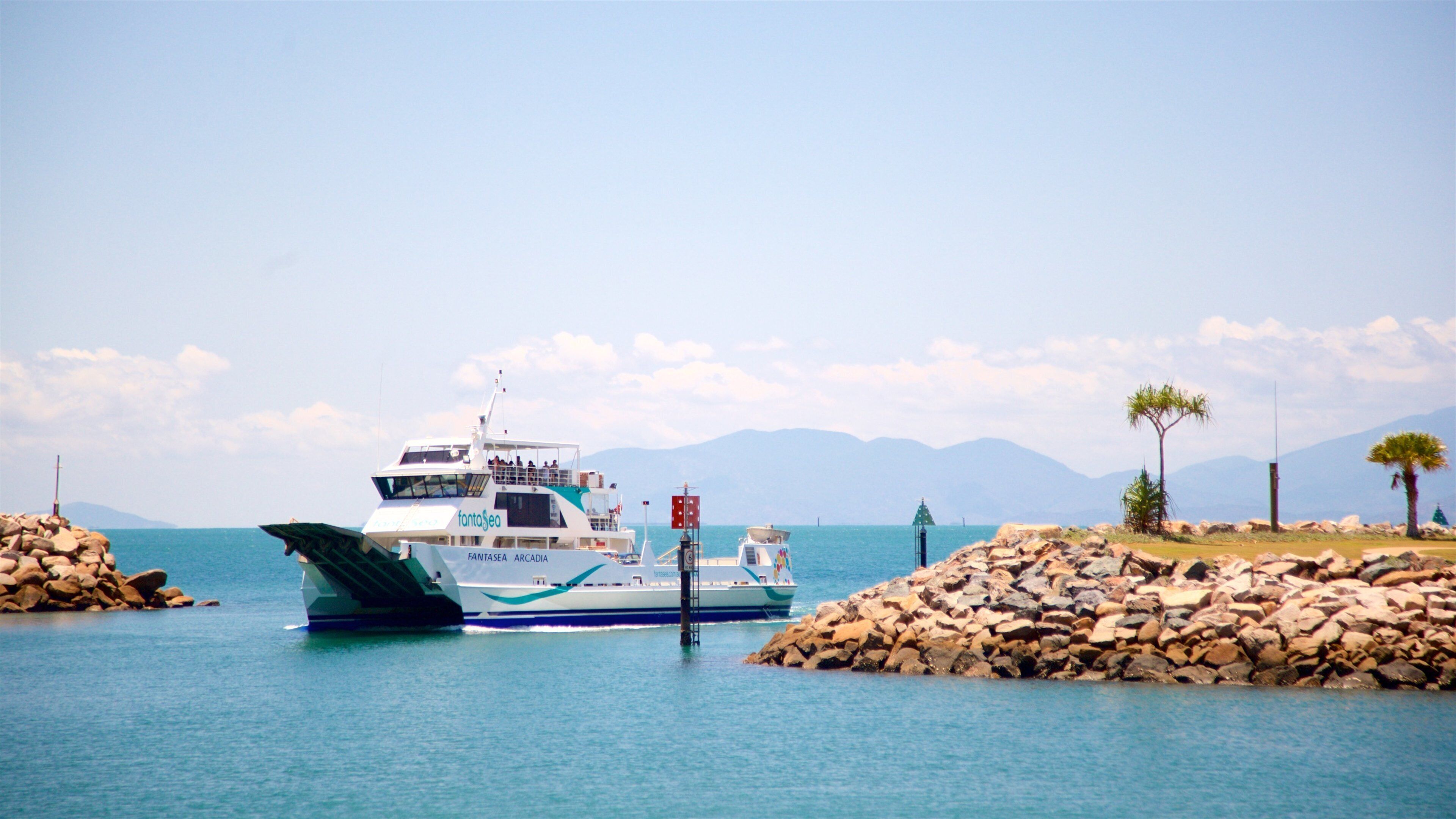 Terminal des ferries de Magnetic Island montrant vues littorales, baie ou port et croisière