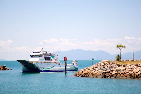 Terminal des ferries de Magnetic Island montrant vues littorales, baie ou port et croisiĂšre