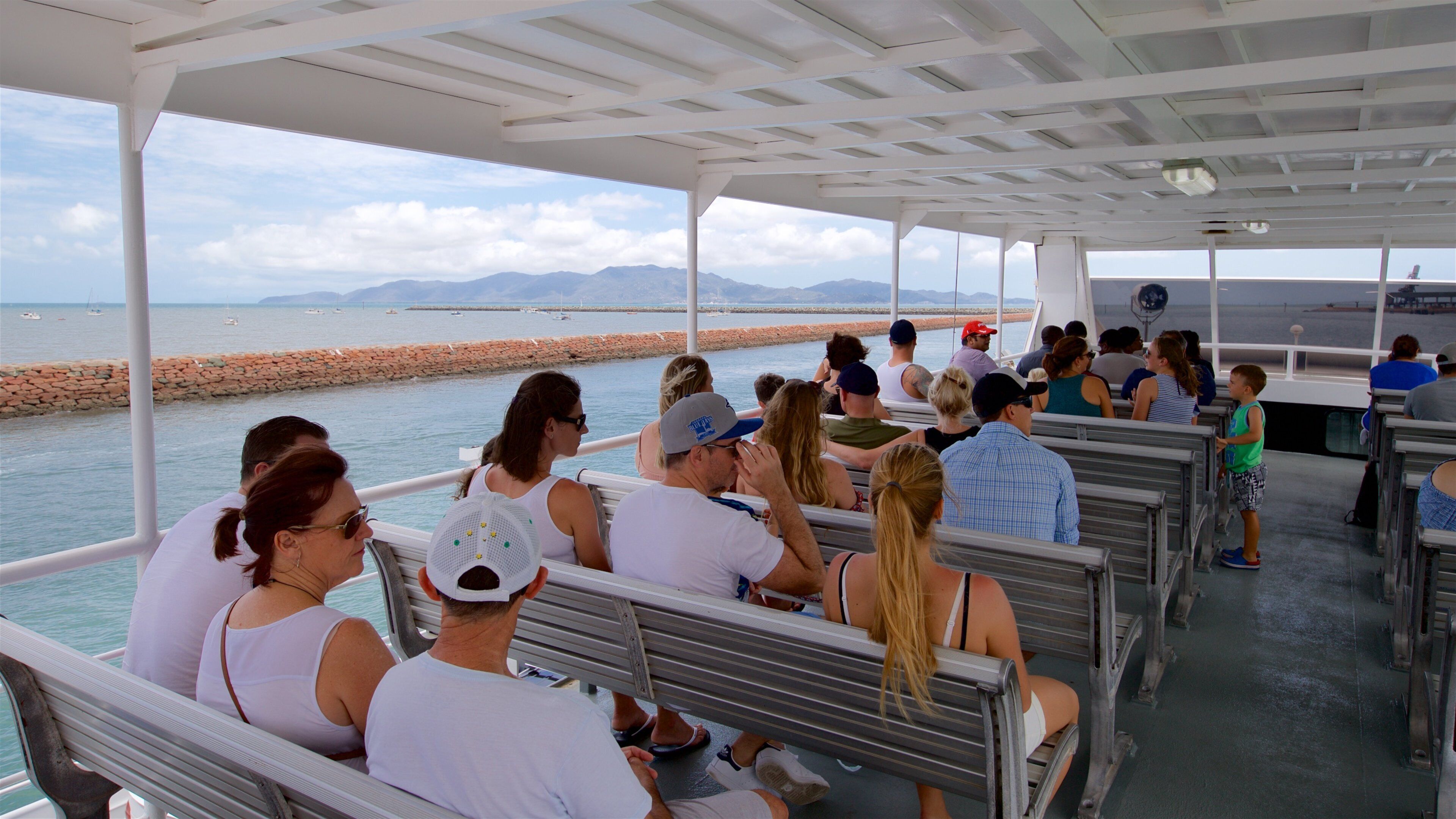 磁島渡輪碼頭 其中包括 渡輪 以及 一小群人