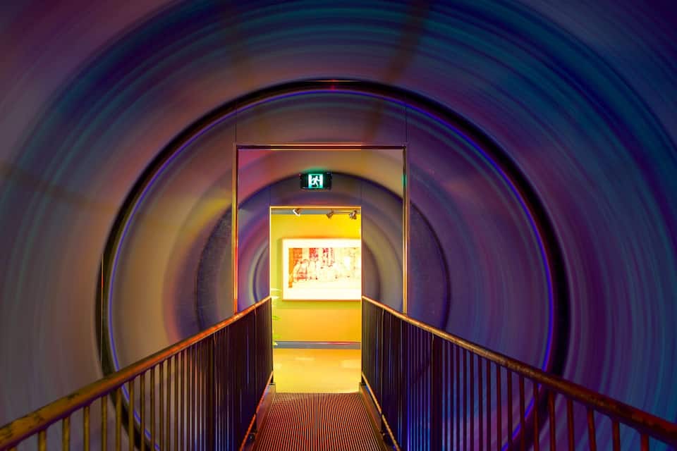 En spiralformad tunnel med en trappa som leder till en utgång.