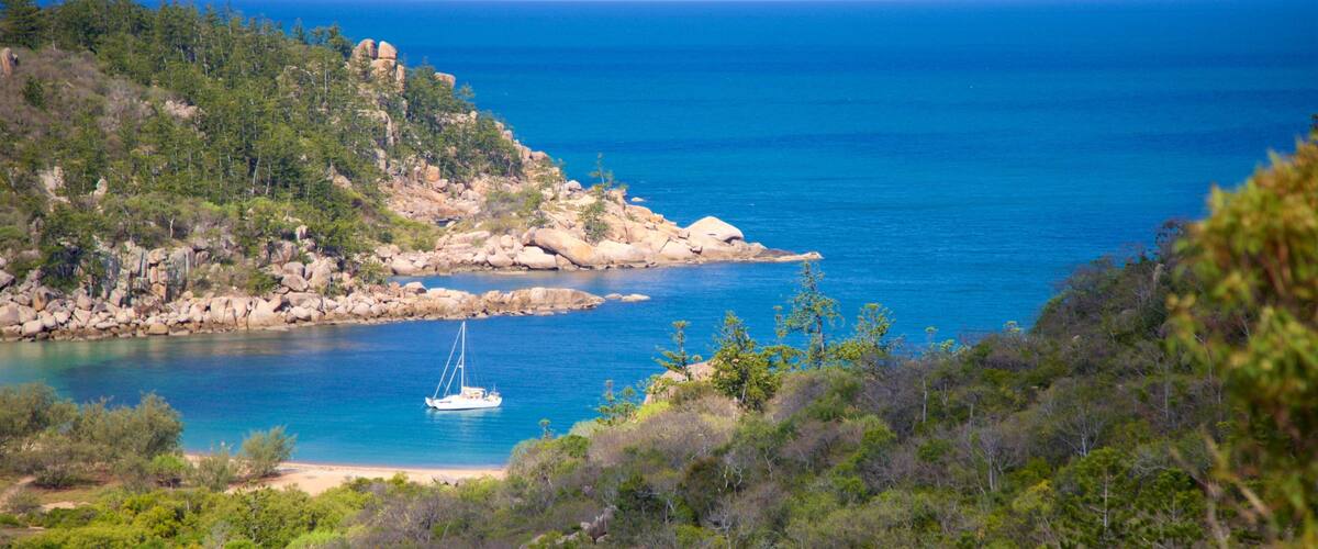Parque Nacional Magnetic Island que incluye costa escarpada, una bahía o puerto y vistas generales de la costa
