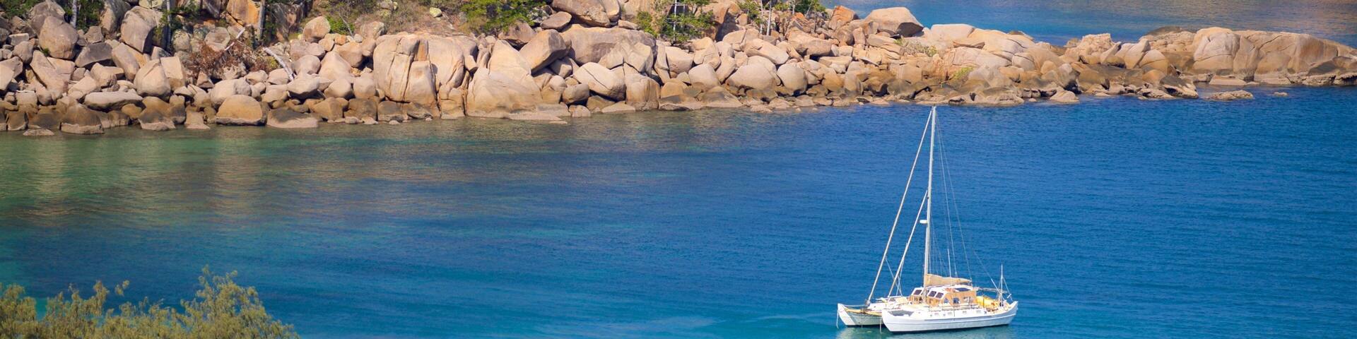Magnetic Island National Park mit einem schroffe Küste, allgemeine Küstenansicht und Bucht oder Hafen