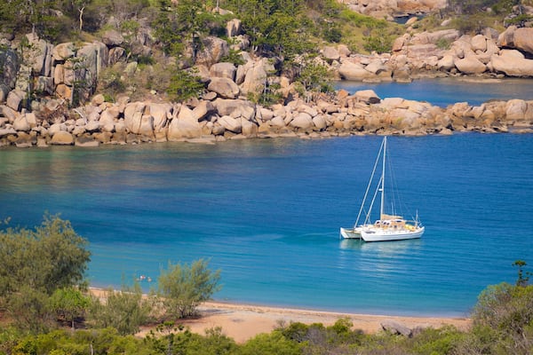 Magnetic Island National Park mit einem schroffe Küste, allgemeine Küstenansicht und Bucht oder Hafen