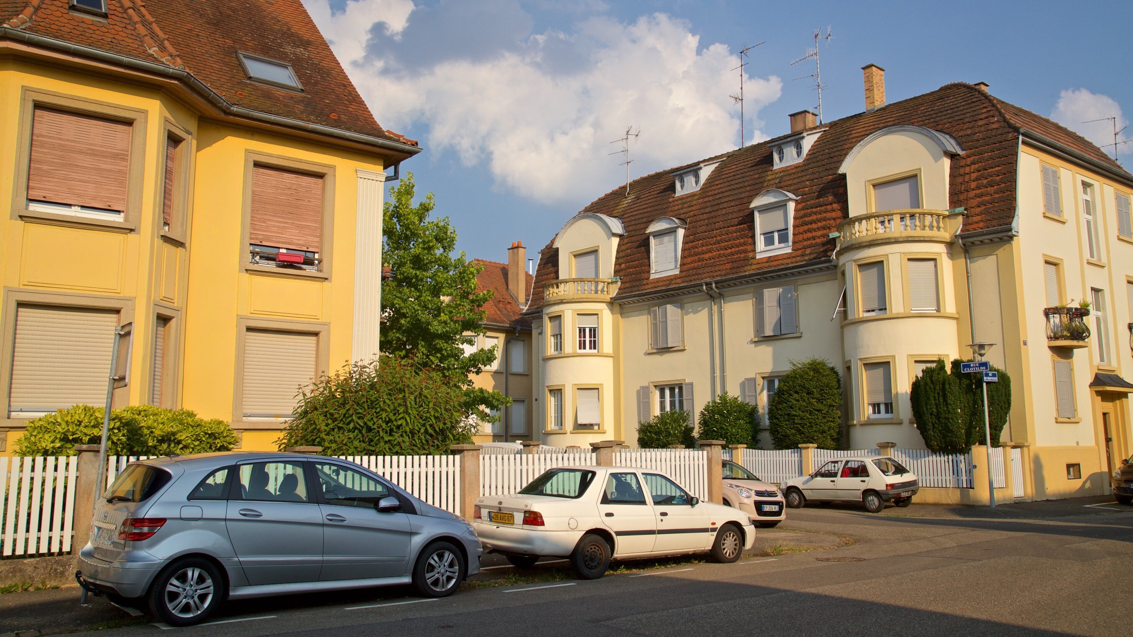 Robertsau showing a small town or village