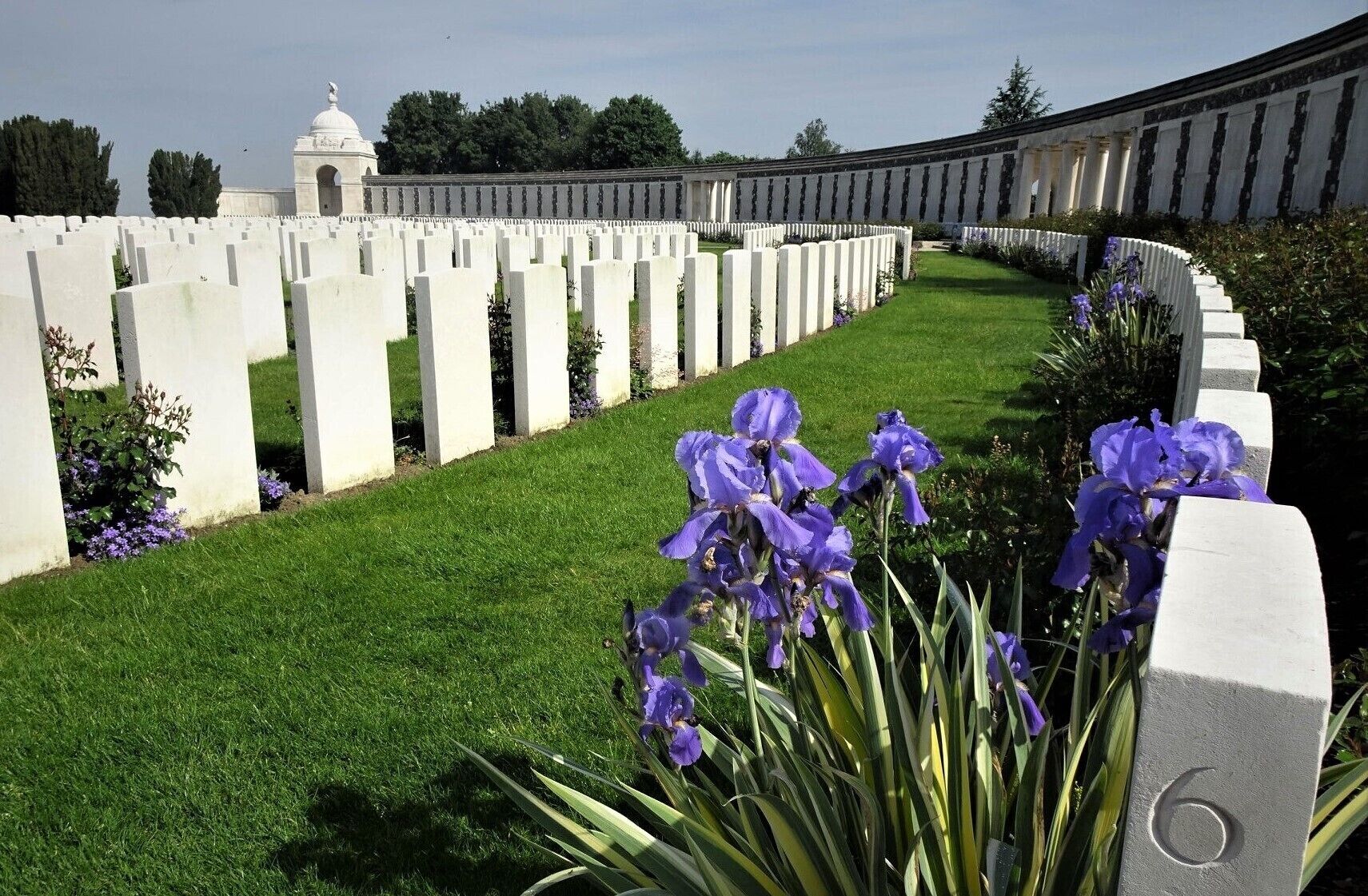 Soon 2018 comes to an end and with it the many commemorations of the 100th anniversary of the end of the Great War (1914-1918).
With its 11,956 graves, Tyne Cott is one of the largest Commonwealth cemeteries in the world and it is a silent witness to the bloody Battle of Passchendaele (Belgium). The wall behind the cemetery contains the names of 34,984 soldiers with no known grave. During the British offensive of 1917, almost 500,000 victims fell in 100 days for a territorial gain of only eight kilometres.

