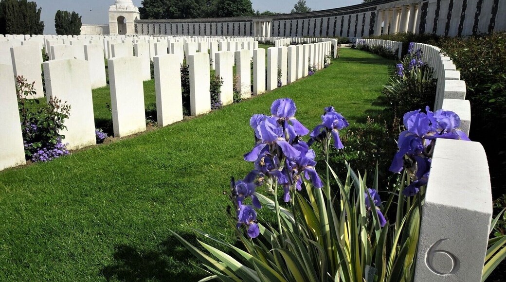 Soon 2018 comes to an end and with it the many commemorations of the 100th anniversary of the end of the Great War (1914-1918).
With its 11,956 graves, Tyne Cott is one of the largest Commonwealth cemeteries in the world and it is a silent witness to the bloody Battle of Passchendaele (Belgium). The wall behind the cemetery contains the names of 34,984 soldiers with no known grave. During the British offensive of 1917, almost 500,000 victims fell in 100 days for a territorial gain of only eight kilometres.