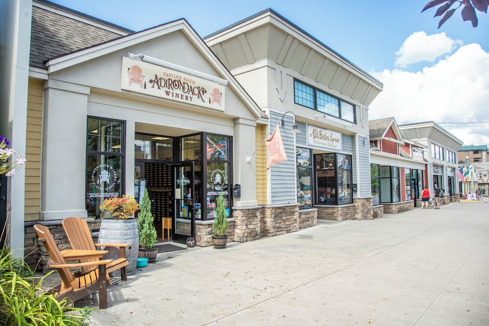 Fachada de loja com uma placa que diz 'Adirondack Winery'.