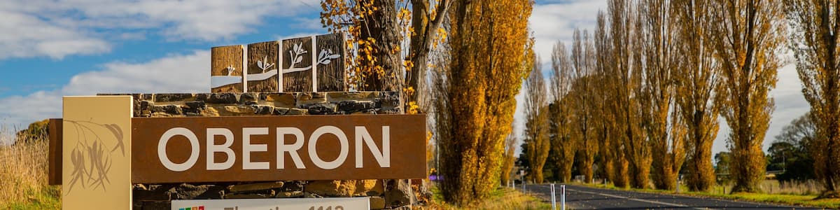 Un panneau indiquant la direction d'Oberon, situé à une altitude de 1113 mètres.