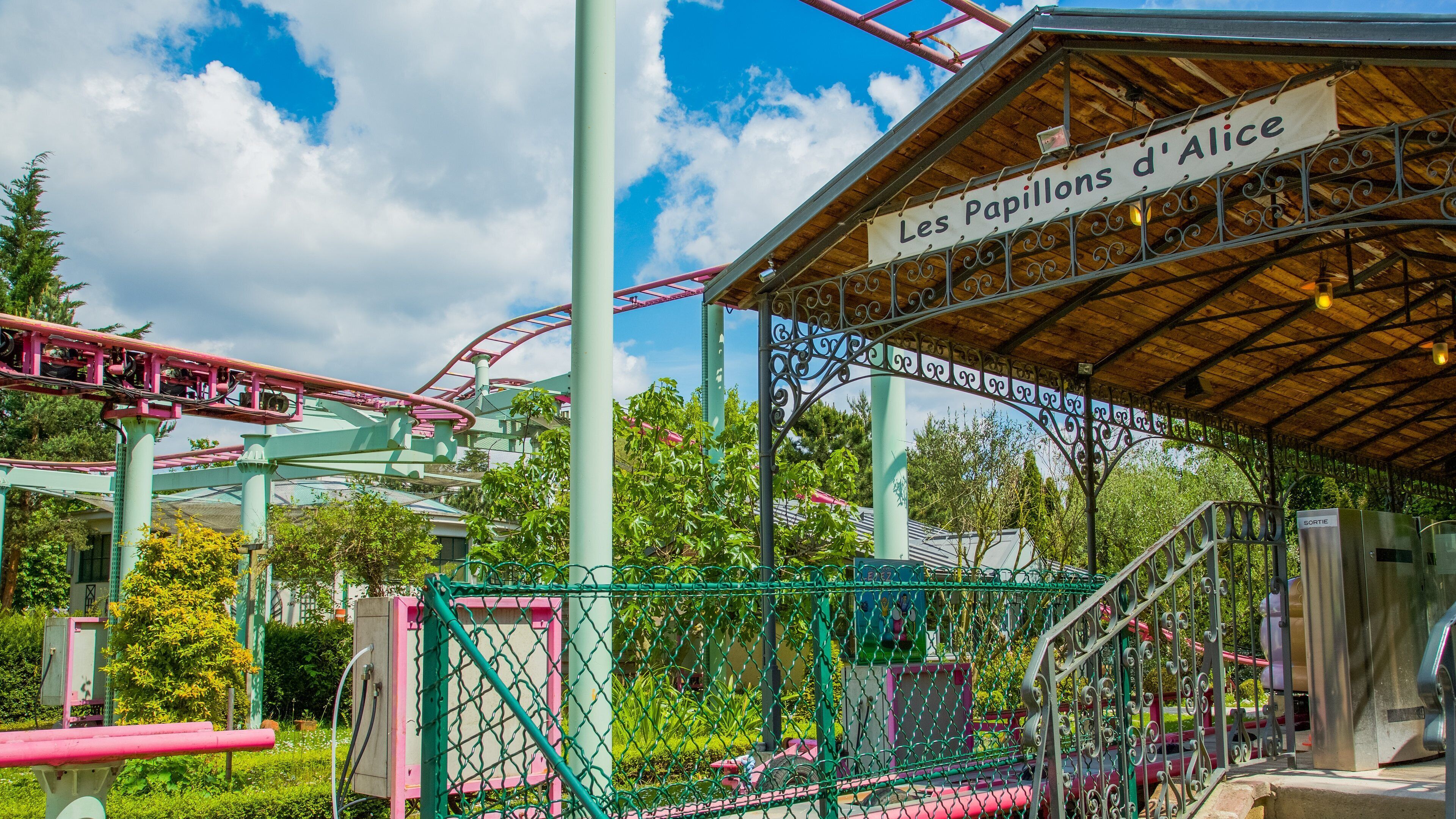 Jardin d\'Acclimatation showing rides