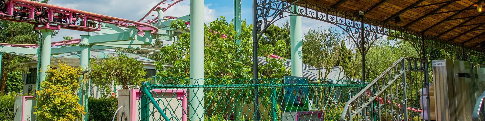 Jardin d\'Acclimatation showing rides