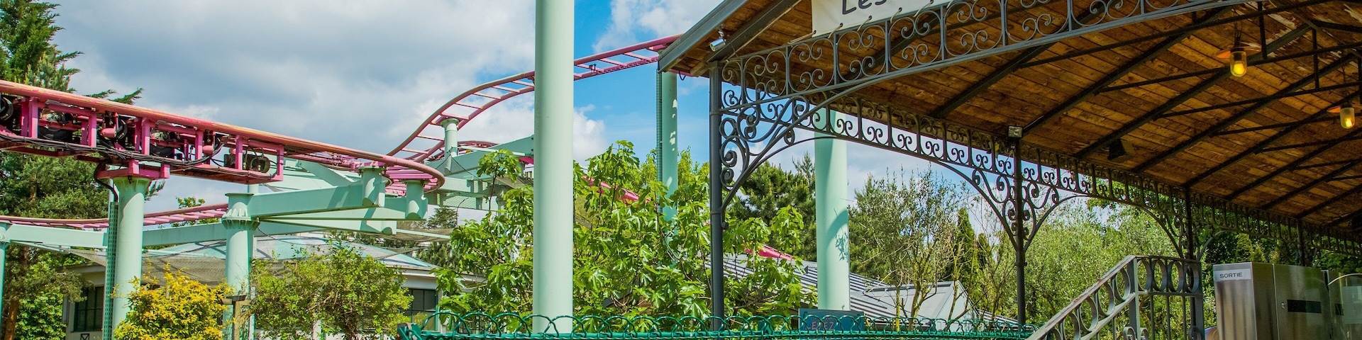 Jardin d\'Acclimatation showing rides