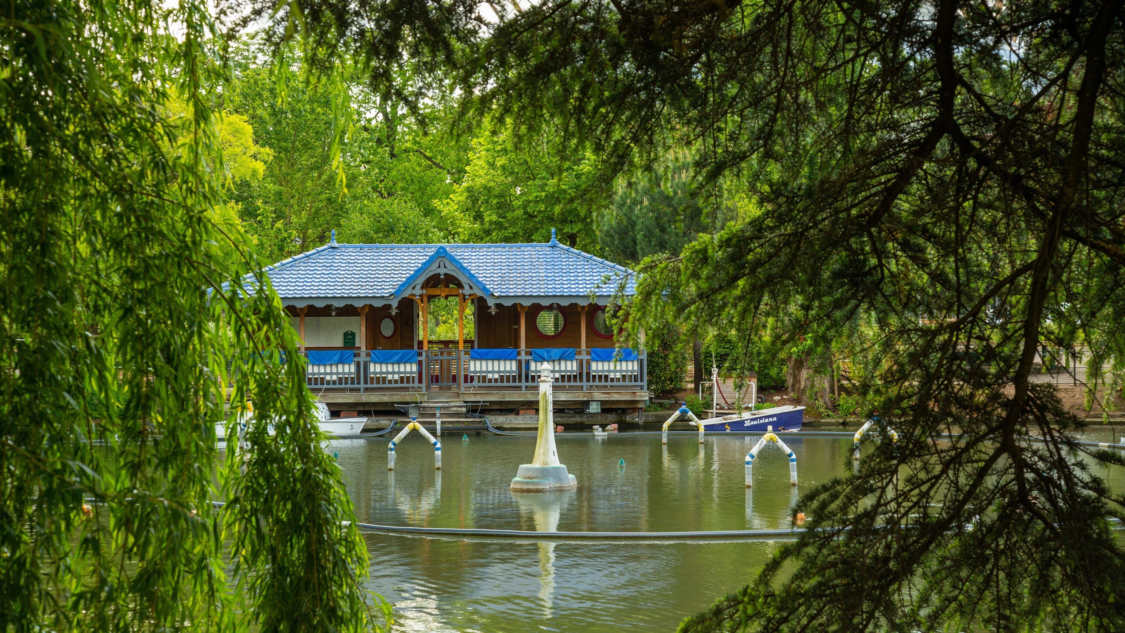 Jardin d\'Acclimatation featuring a pond
