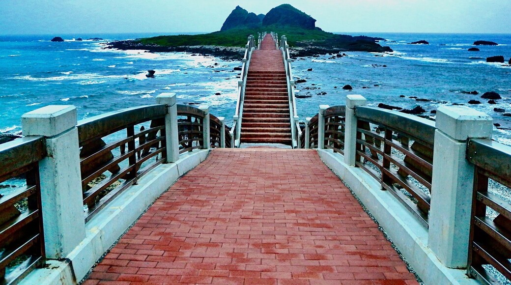 Sanxiantai (äžä»ć°) is a hidden gem in Taitung County, East Taiwan. Itâs a rocky seaside area with hiking trails and an arch bridge link to an offshore island.
#Taiwan ##Taitung #bridge #island #seashore #Sanxiantai #AboveItAll