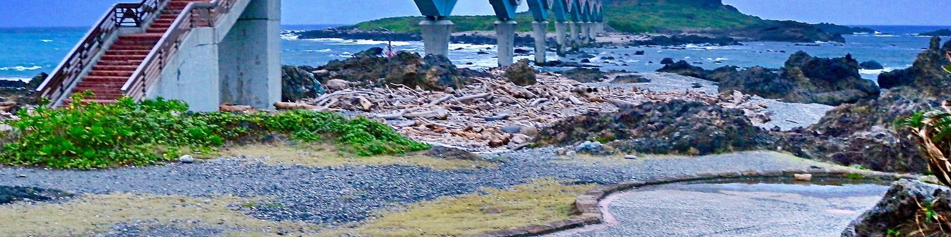 Sanxiantai (三仙台) is a hidden gem in Taitung County, East Taiwan. It’s a rocky seaside area with hiking trails and an arch bridge link to an offshore island.
#Taiwan ##Taitung #bridge #island #seashore #Sanxiantai