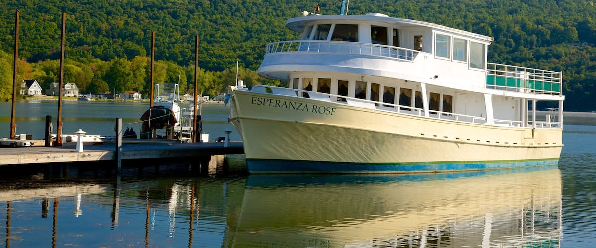 Keuka Lake State Park mettant en vedette lac ou étang et navigation