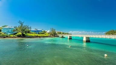 Bailey's Bay Footbridge, built in 2014, part of the Railway Trail used for hiking and cycling, following the disused railway track closed in 1948, Hamilton Parish, Bermuda, North Atlantic