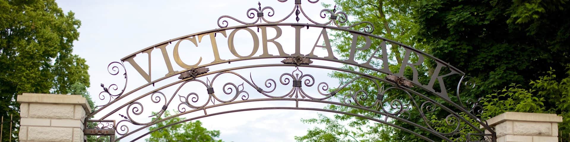 Victoria Park showing a park and signage