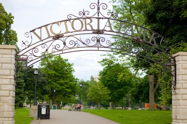 Victoria Park showing a park and signage