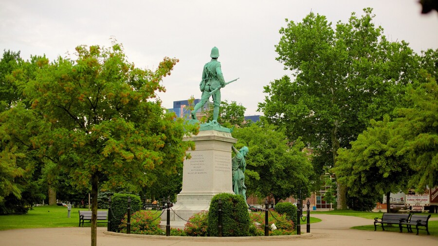 Victoria Park showing a monument, a statue or sculpture and a park