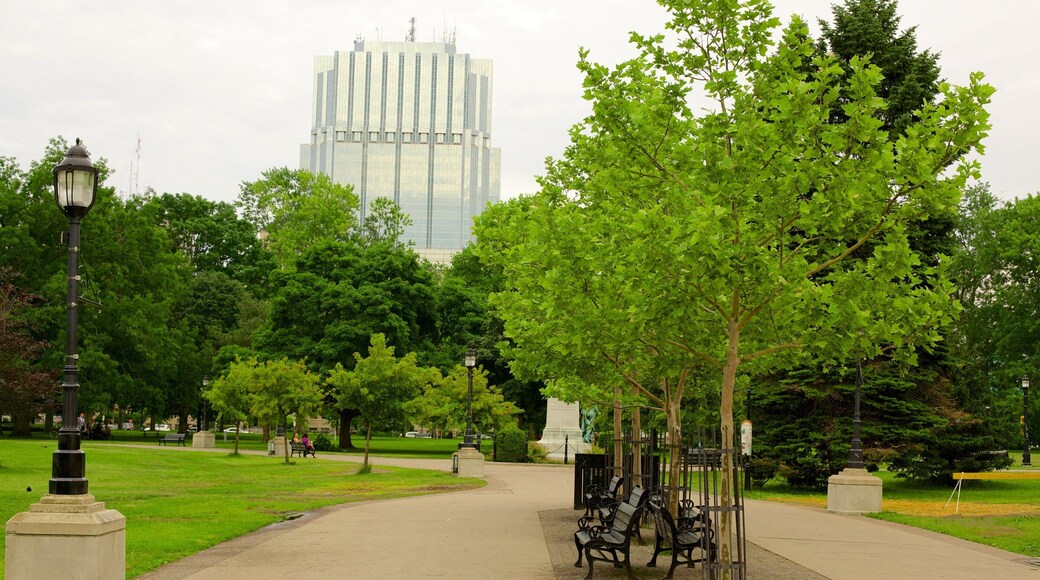 Victoria Park featuring a garden